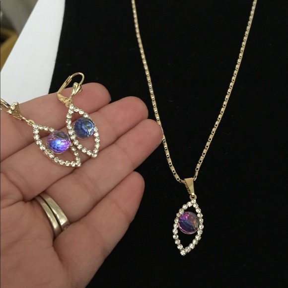 Brnd new. Iridescent stone necklace & earrings set - Picture 3 of 4